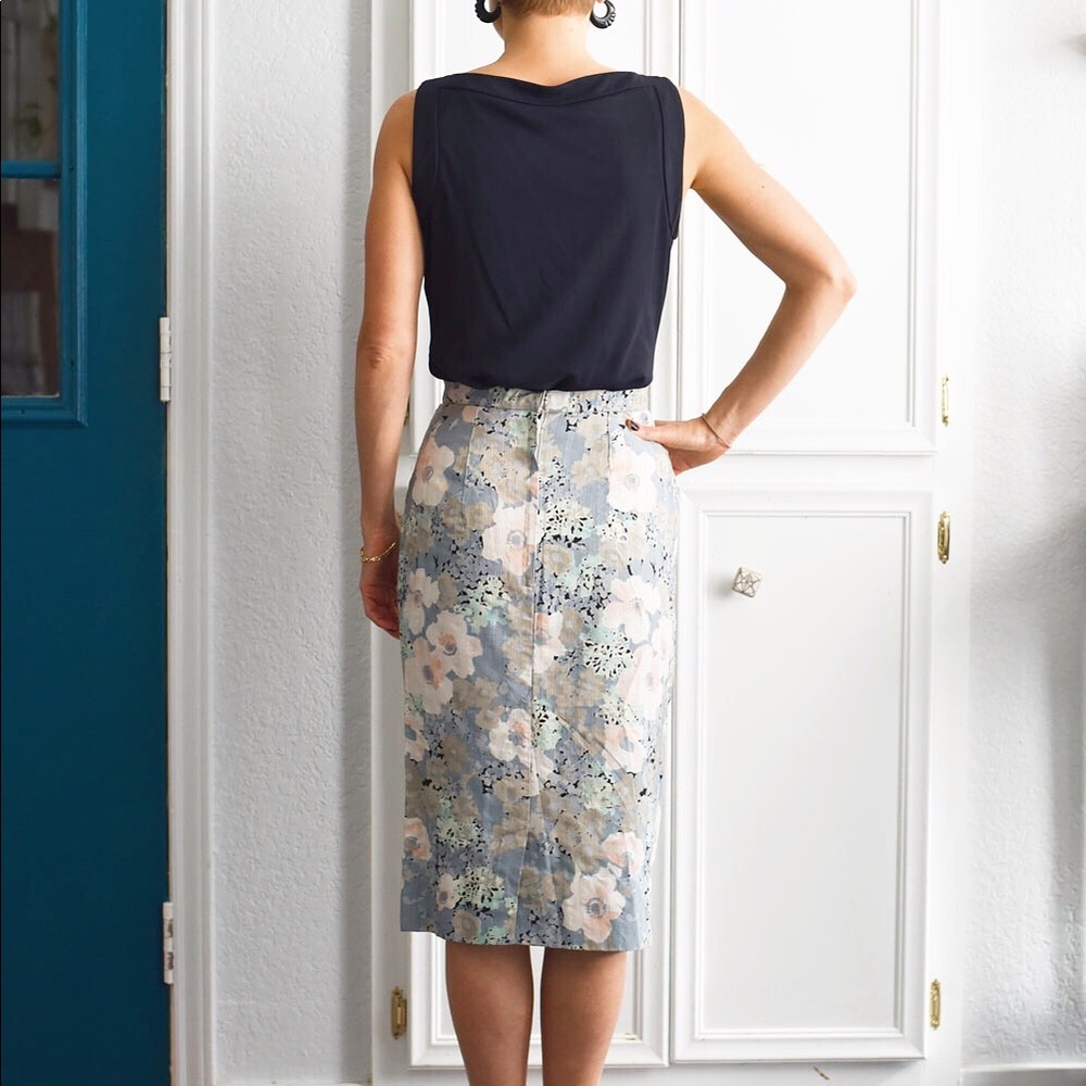 VINTAGE 🌸 Floral & Pastel Pencil Skirt - Picture 2 of 3